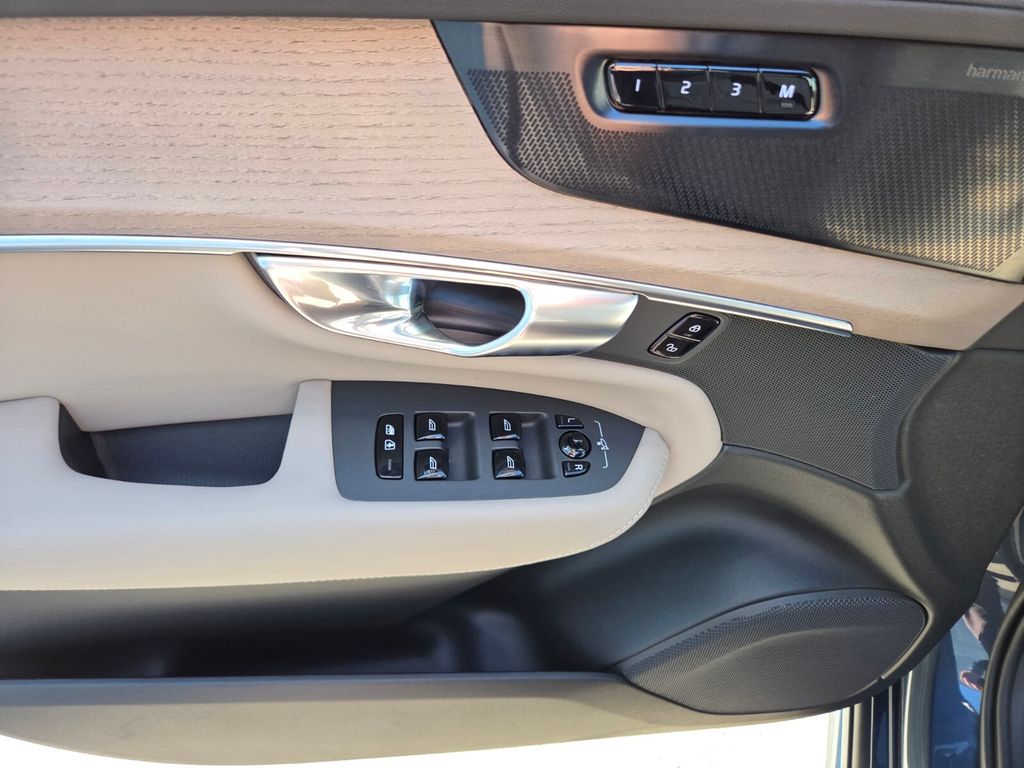 2026 Volvo XC90 Plus - Photo 24