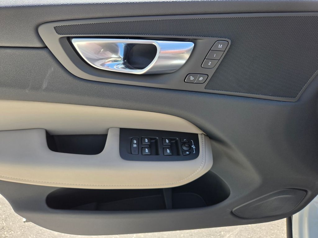 2026 Volvo XC60 Plus - Photo 24