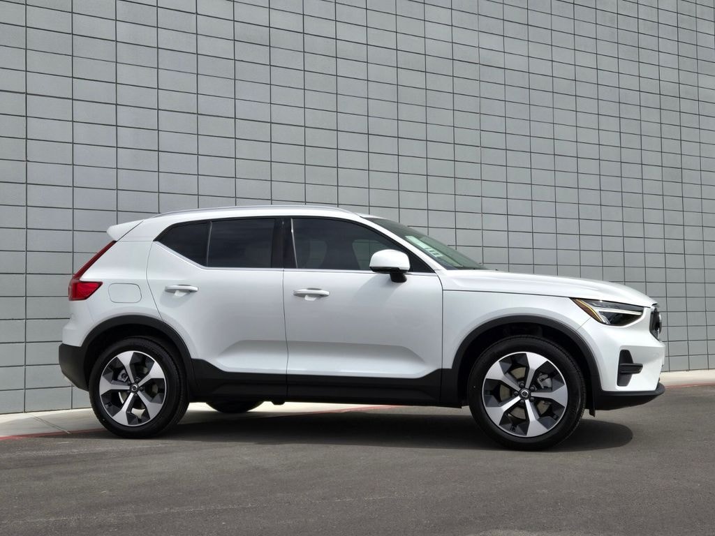 New 2025 Volvo XC40 B5 Core Bright Theme SUV