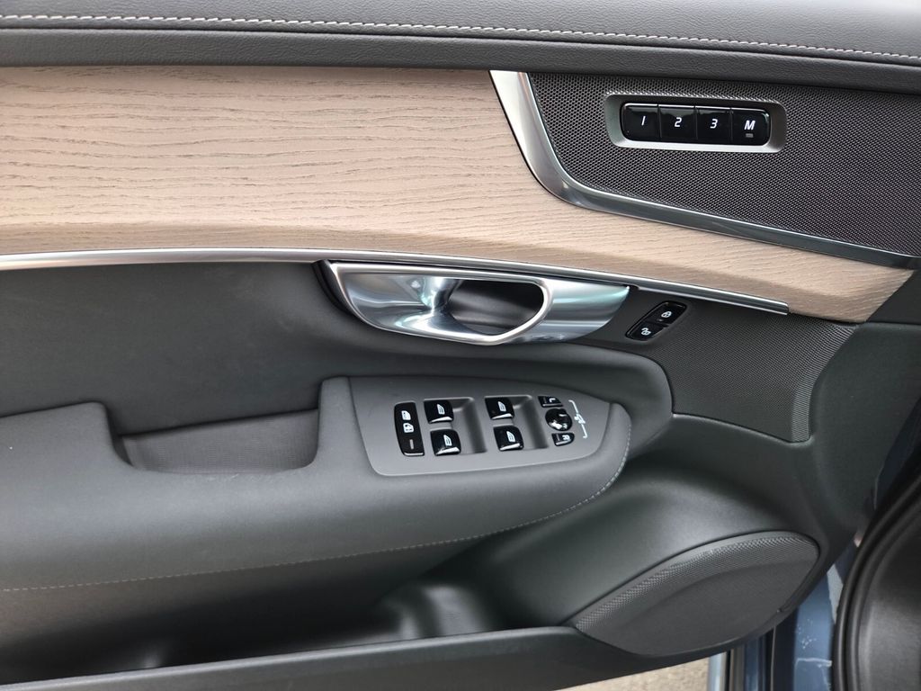 2026 Volvo XC90 Plus - Photo 25