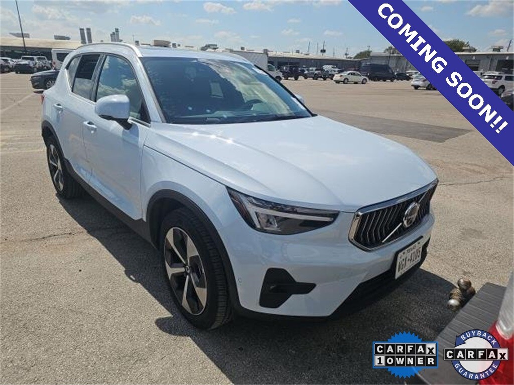 2025 Volvo XC40 Plus photo 2