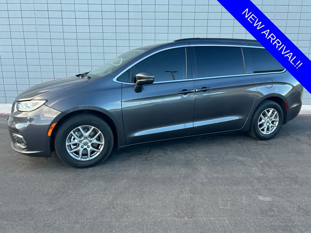 2022 Chrysler Pacifica Touring L's photo