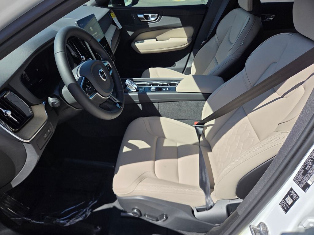 2026 Volvo XC60 Plus - Photo 13