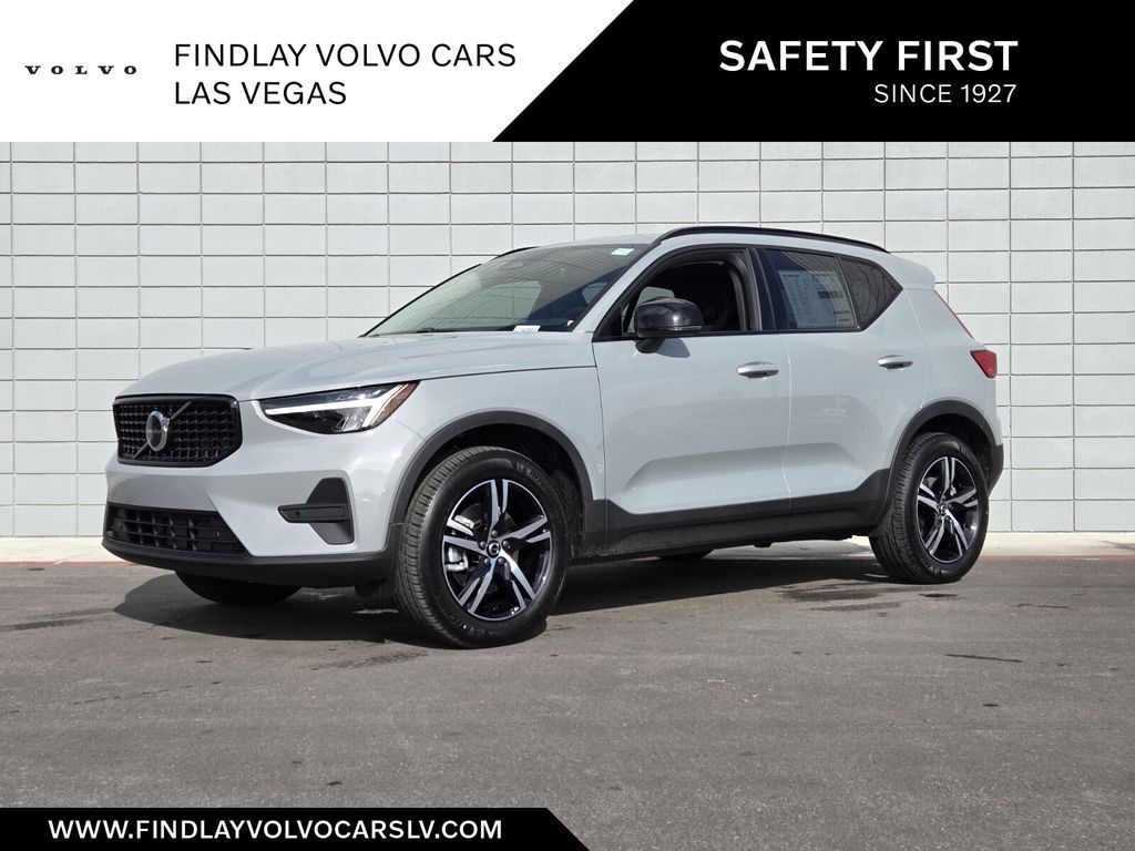 2026 Volvo XC40 Core's photo