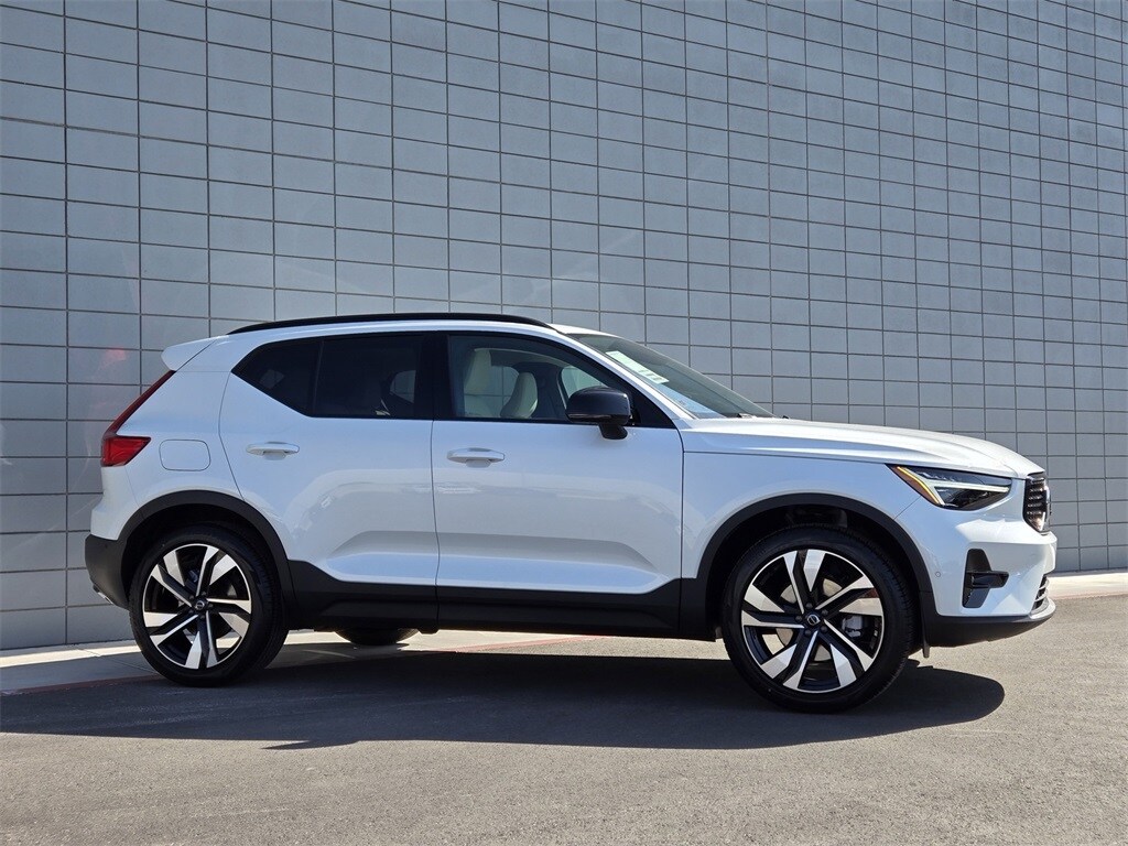 2025 Volvo XC40 photo 4