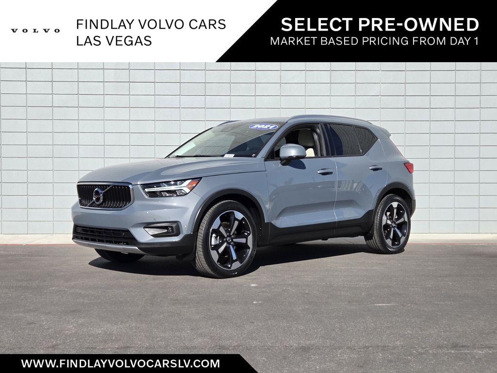 2021 Volvo XC40 Momentum's photo