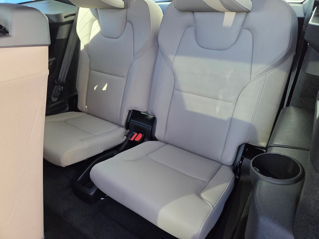 2026 Volvo XC90 Core - Photo 11