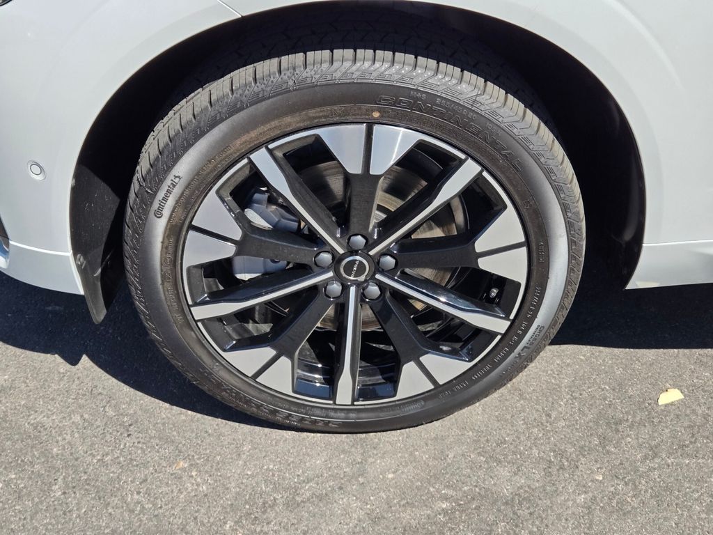 2026 Volvo XC60 Plus - Photo 3