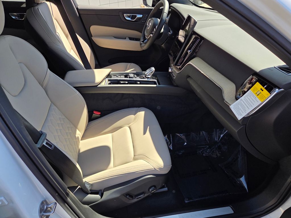 2026 Volvo XC60 Plus - Photo 22