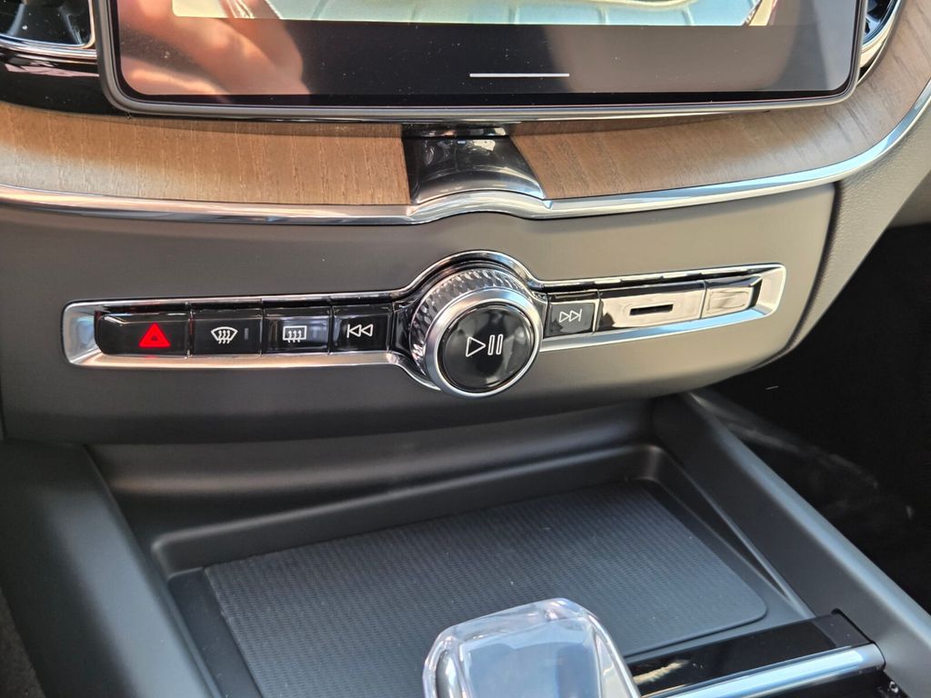 2026 Volvo XC60 Plus - Photo 30