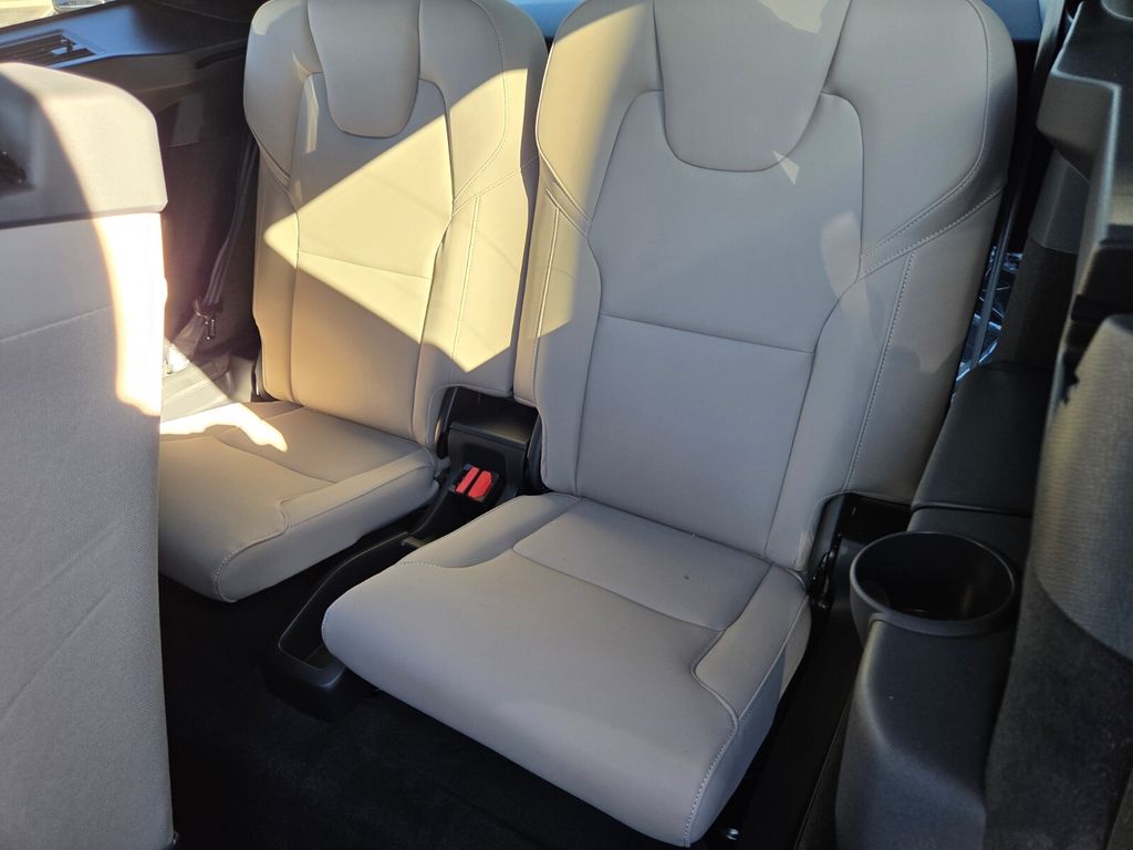 2026 Volvo XC90 Plus - Photo 14