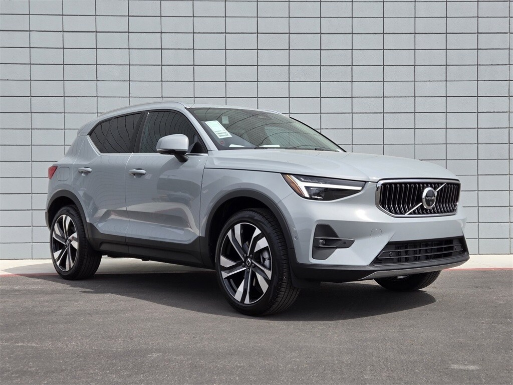 2025 Volvo XC40 photo 3