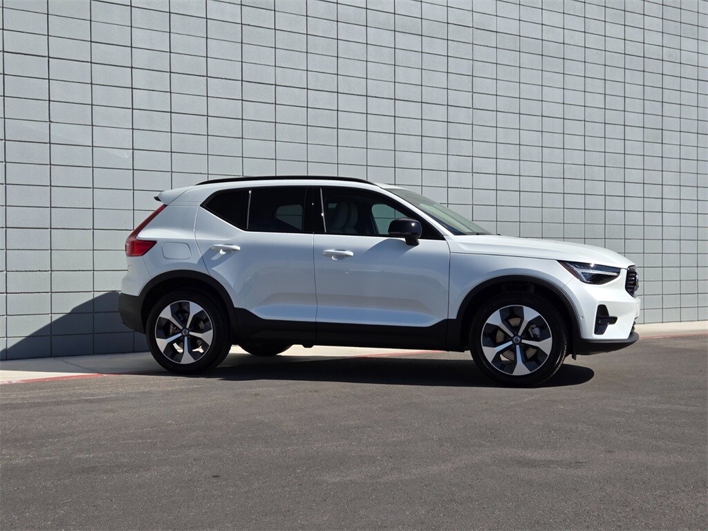 2026 Volvo XC40 AWD Plus photo 3