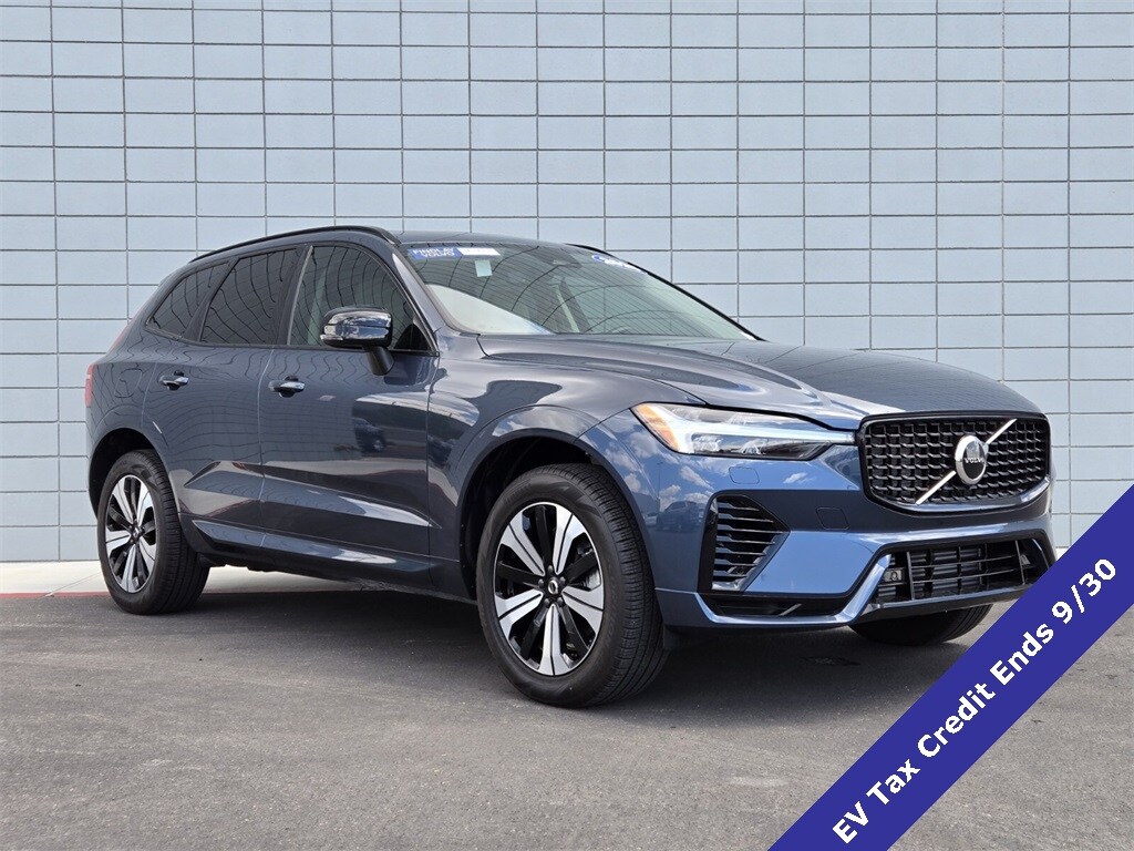 2025 Volvo XC60 Hybrid T8 Core photo 2