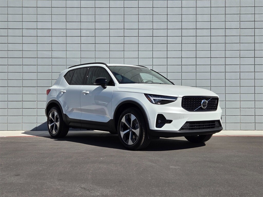 2026 Volvo XC40 AWD Plus photo 2