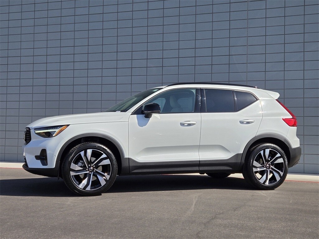2025 Volvo XC40 photo 2