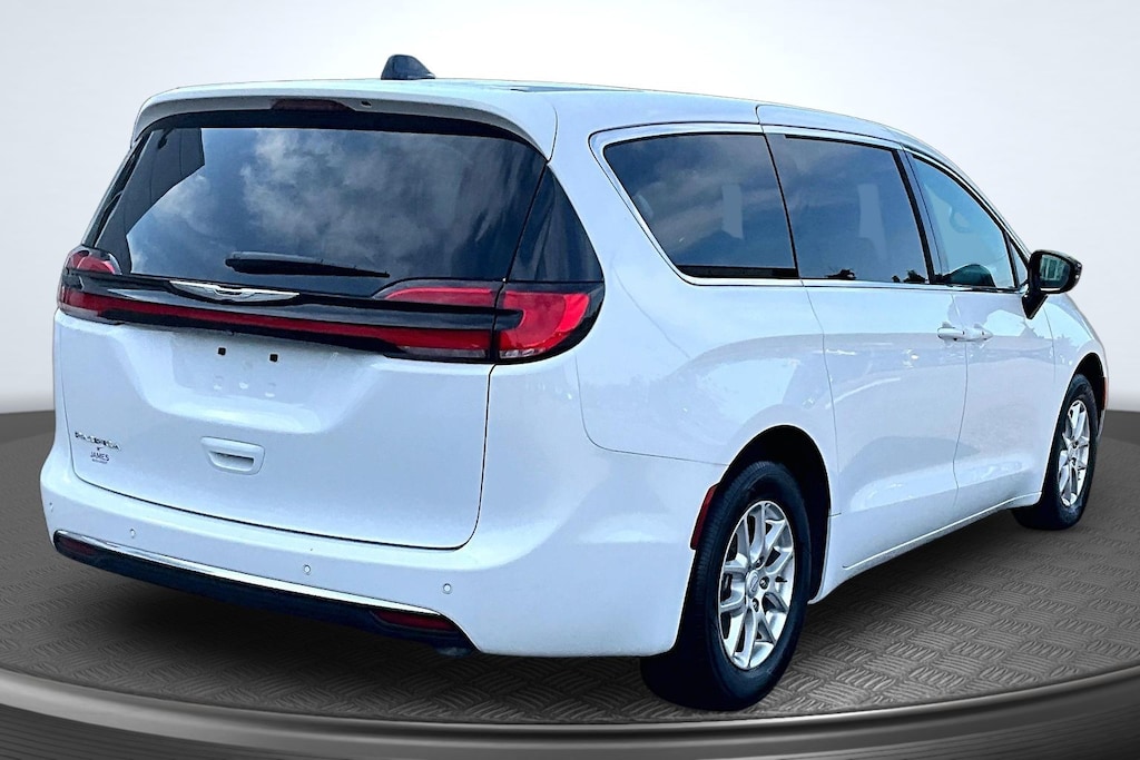 Used 2025 Chrysler Pacifica Select Van Passenger Van