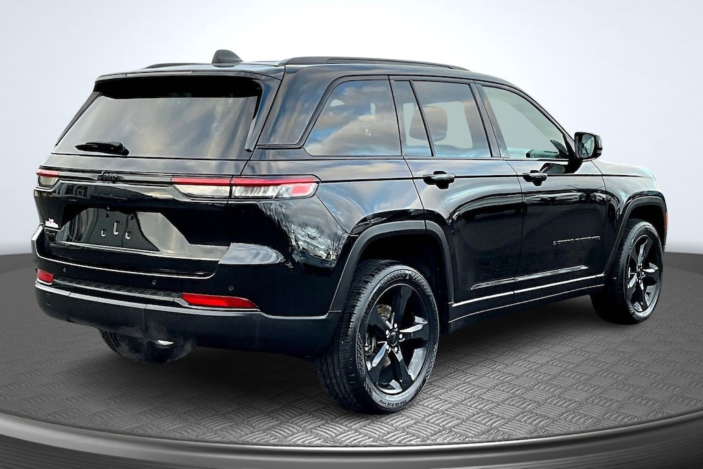 Used 2023 Jeep Grand Cherokee Laredo SUV