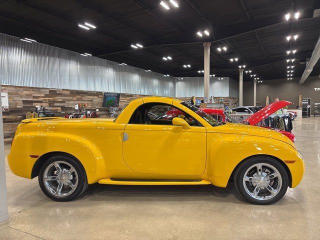 2004 Chevrolet SSR Base photo 2