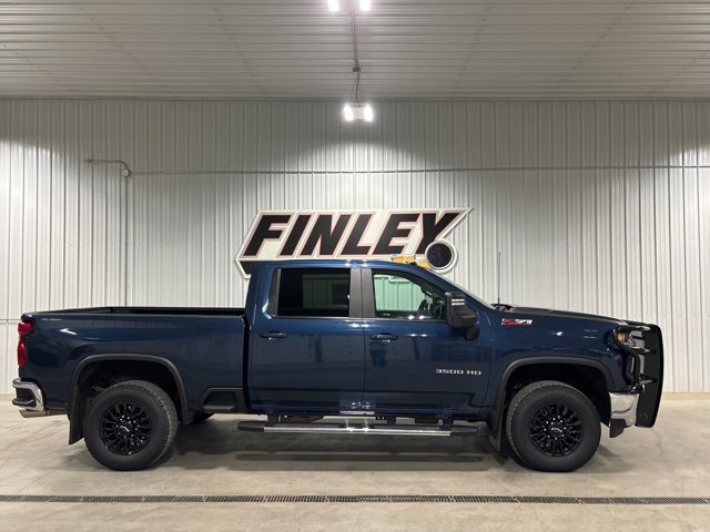 2022 Chevrolet Silverado 3500HD LT photo 2