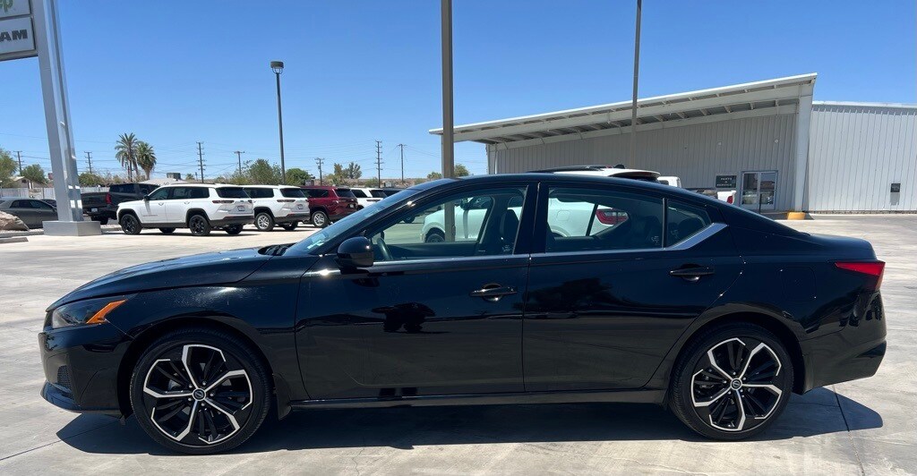 2024 Nissan Altima 2.5 SR photo 2