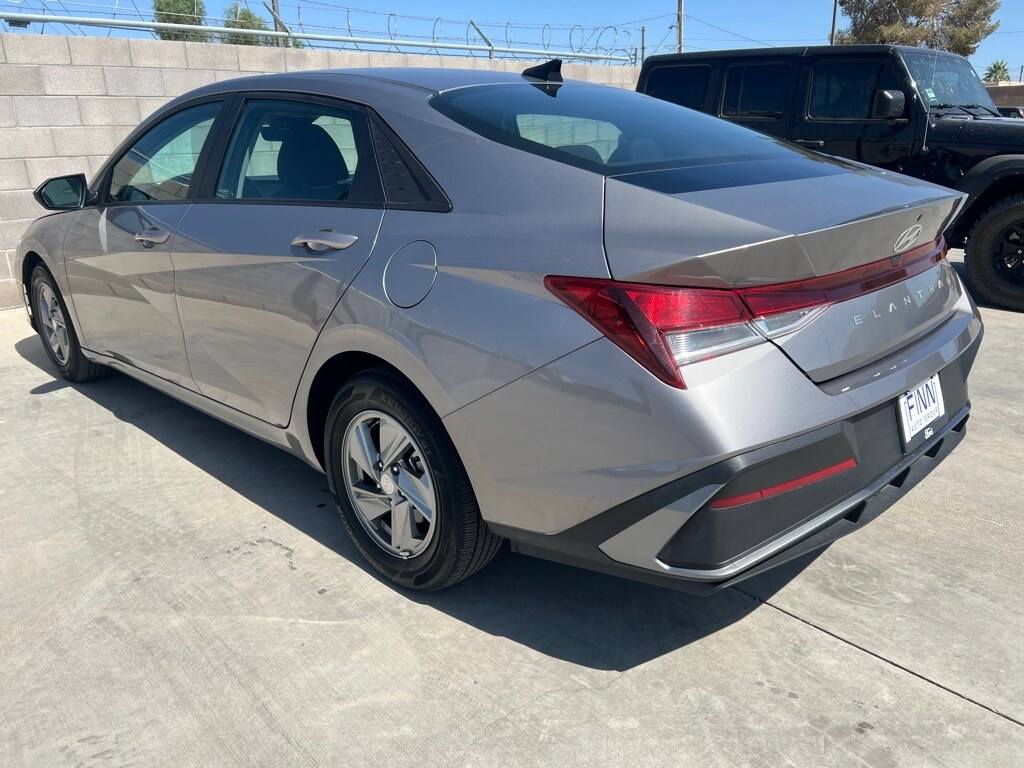 2024 Hyundai Elantra SE photo 3