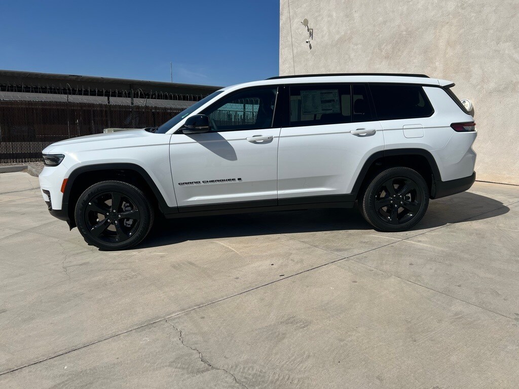 2025 Jeep Grand Cherokee Laredo photo 2