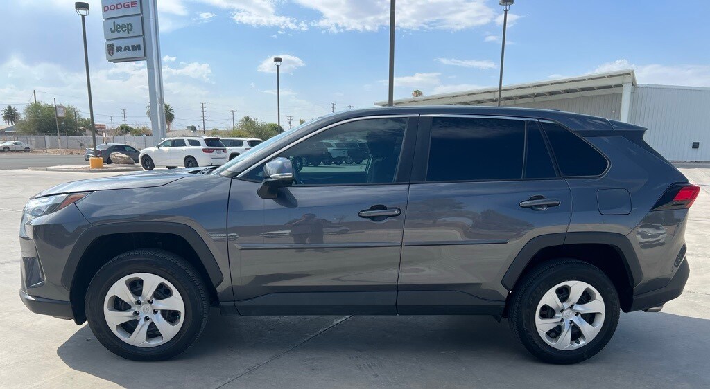 2023 Toyota RAV4 LE photo 2