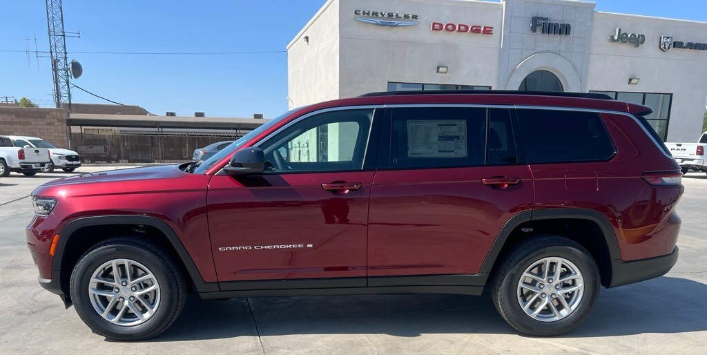 2025 Jeep Grand Cherokee Laredo photo 2