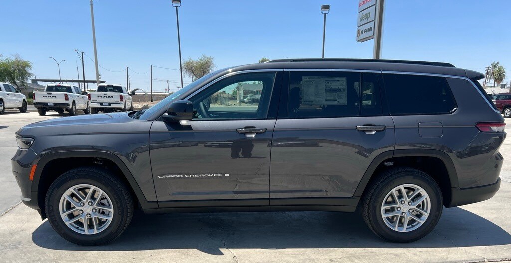 2025 Jeep Grand Cherokee Laredo photo 2
