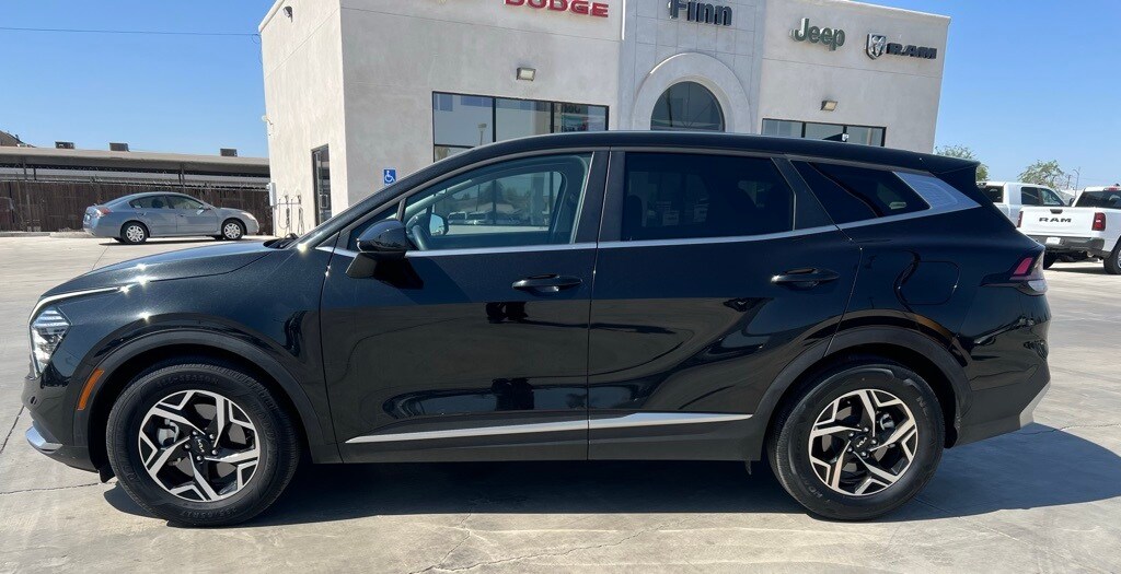 2024 Kia Sportage LX photo 2