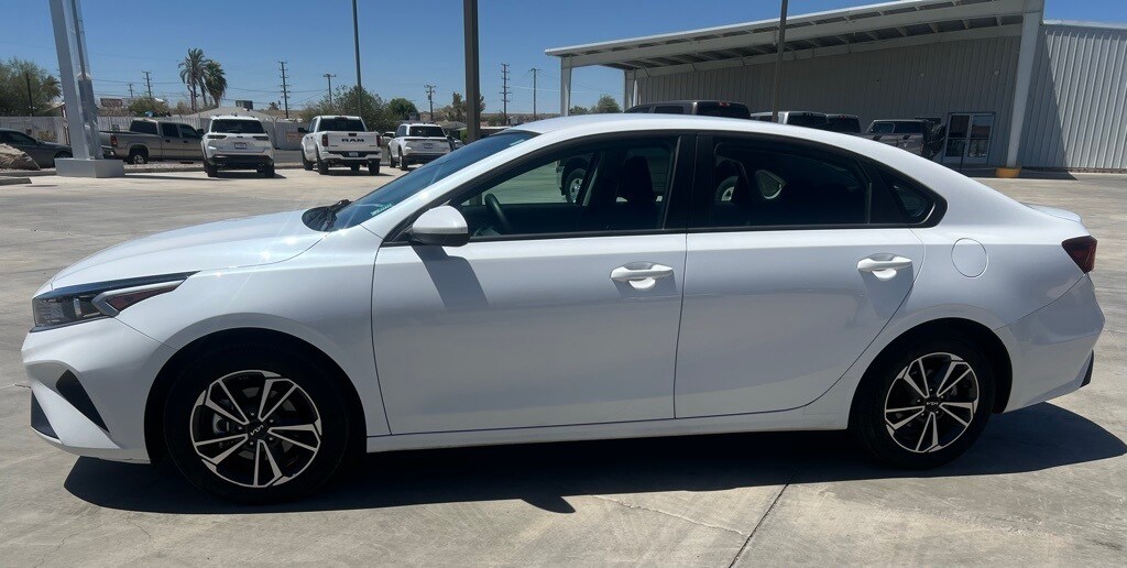 2024 Kia Forte LXS photo 2