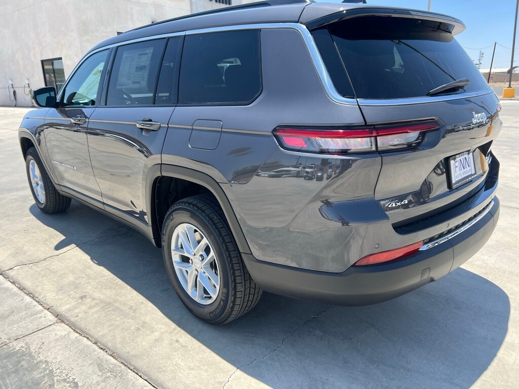 2025 Jeep Grand Cherokee Laredo photo 3