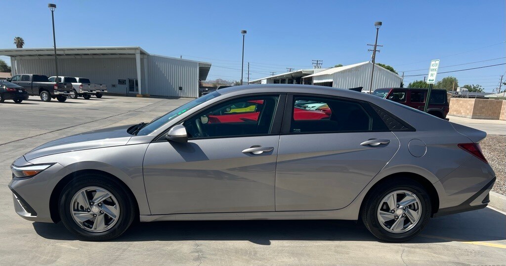 2024 Hyundai Elantra SE photo 2
