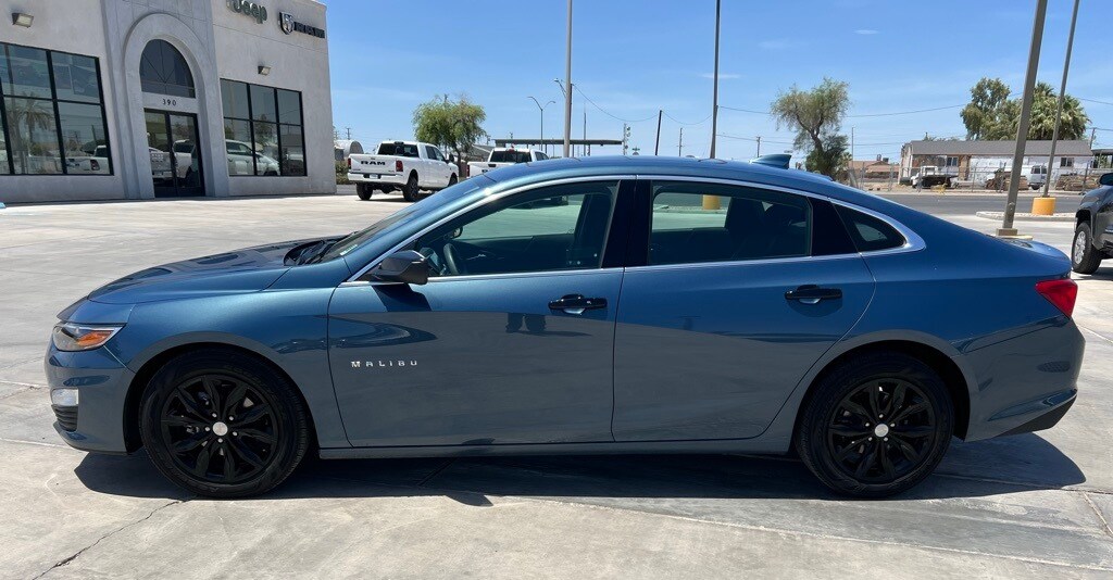 2024 Chevrolet Malibu 1LT photo 2