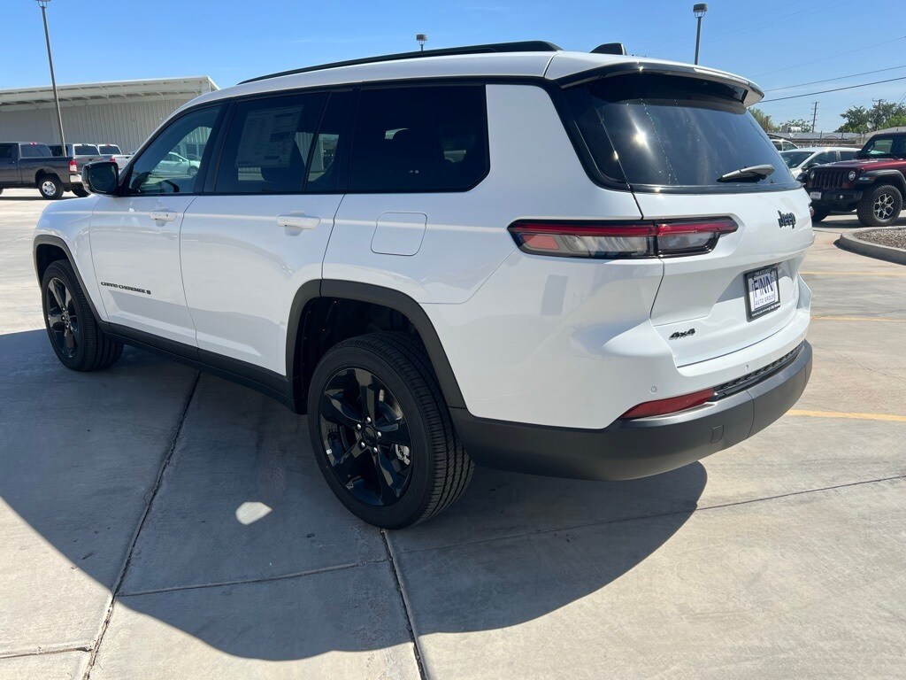 2025 Jeep Grand Cherokee Laredo photo 3