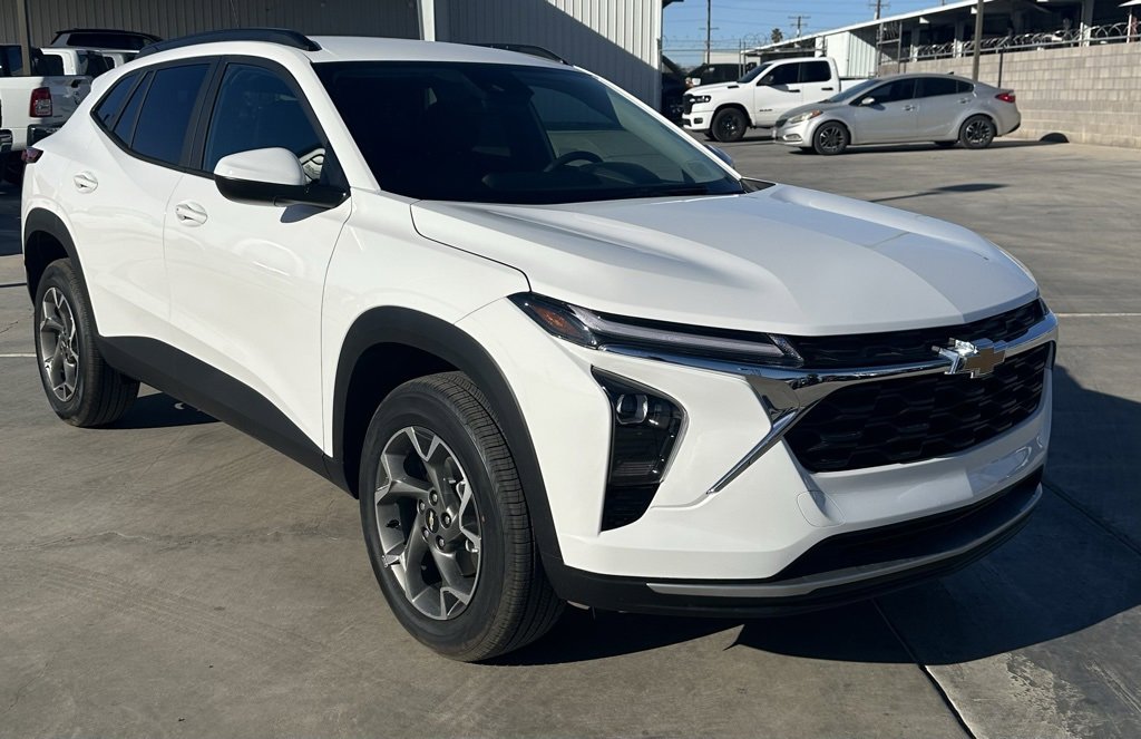 2025 Chevrolet Trax LT photo 3