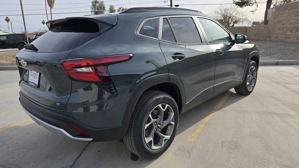 2025 Chevrolet Trax LT photo 2
