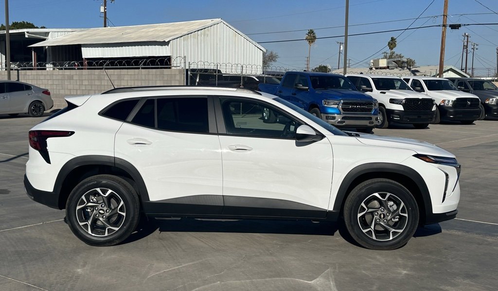 2025 Chevrolet Trax LT photo 2