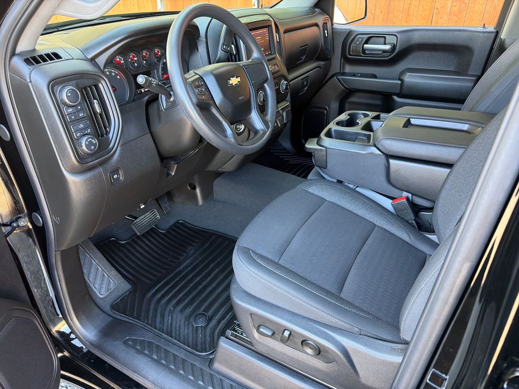 2025 Chevrolet Silverado 1500 Custom photo 2