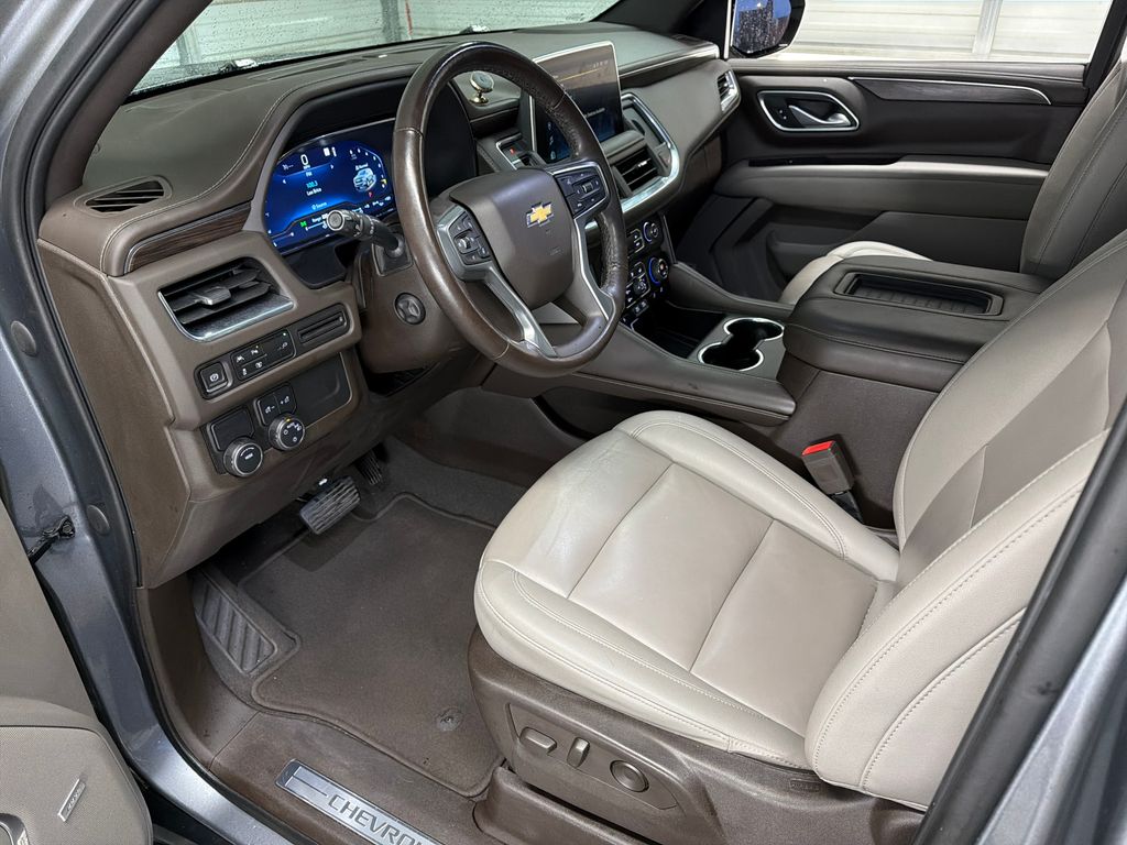 2022 Chevrolet Suburban LT photo 2