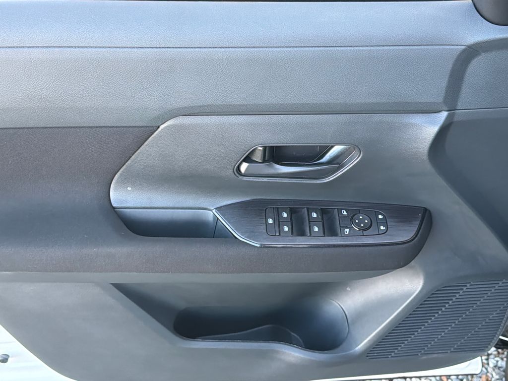 2025 Nissan Kicks S photo 2