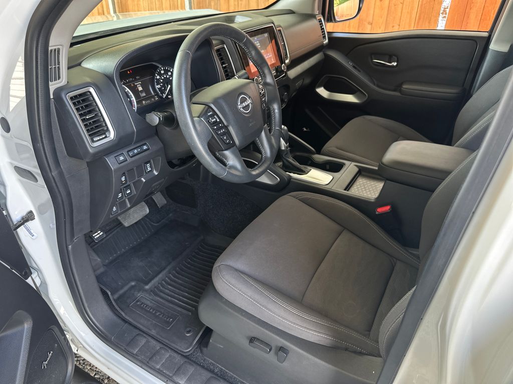 2023 Nissan Frontier SV photo 2