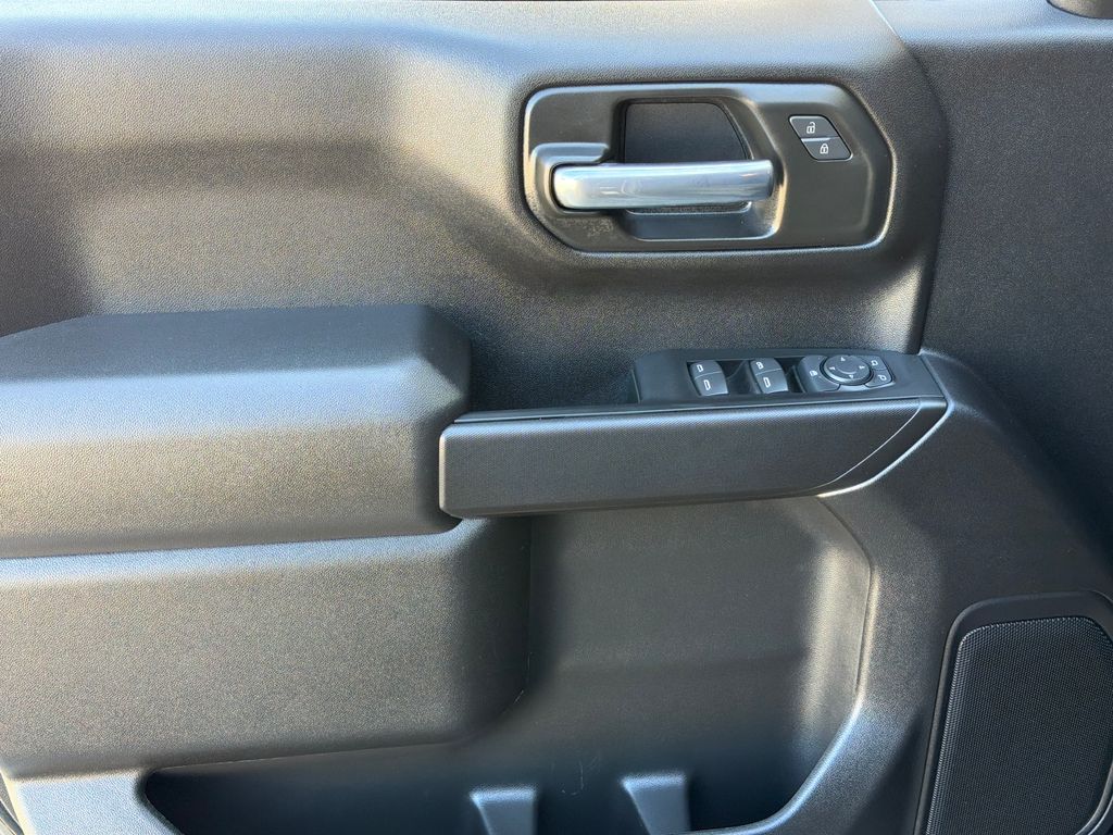 2025 Chevrolet Silverado 1500 Custom photo 3