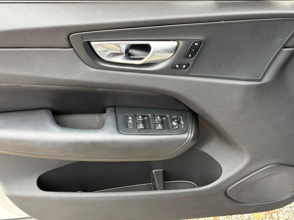 2025 Volvo XC60 B5 Plus photo 2