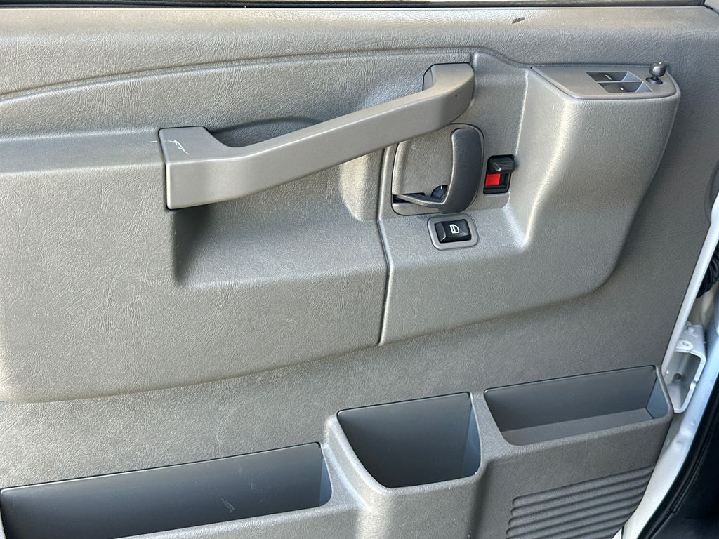 2024 Gmc Savana 2500 Cargo photo 3