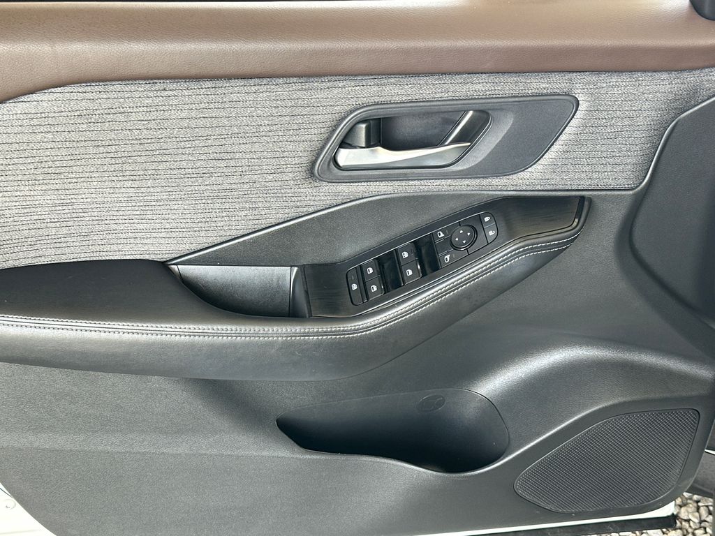 2023 Nissan Rogue SV photo 3