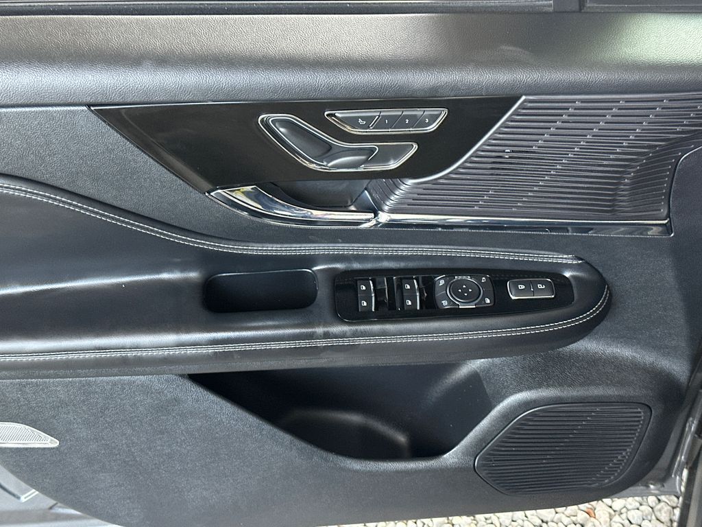 2022 Lincoln Corsair Standard photo 3