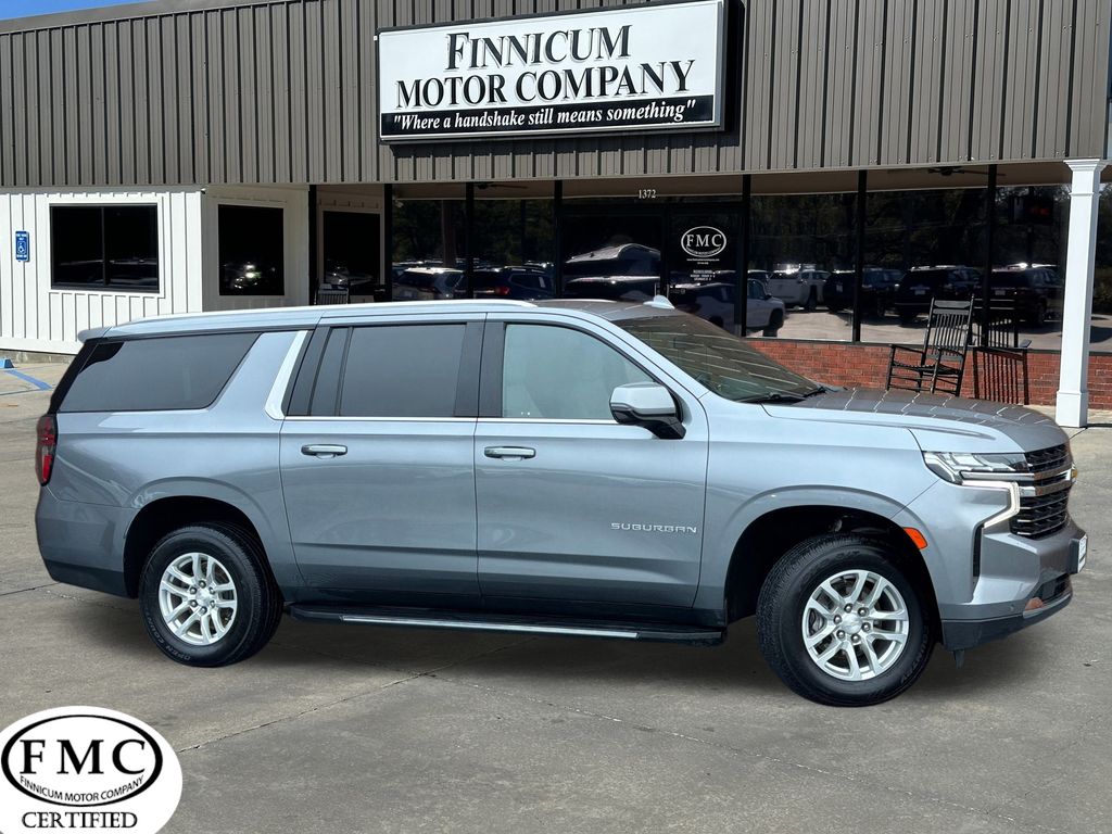 2022 Chevrolet Suburban LT's photo