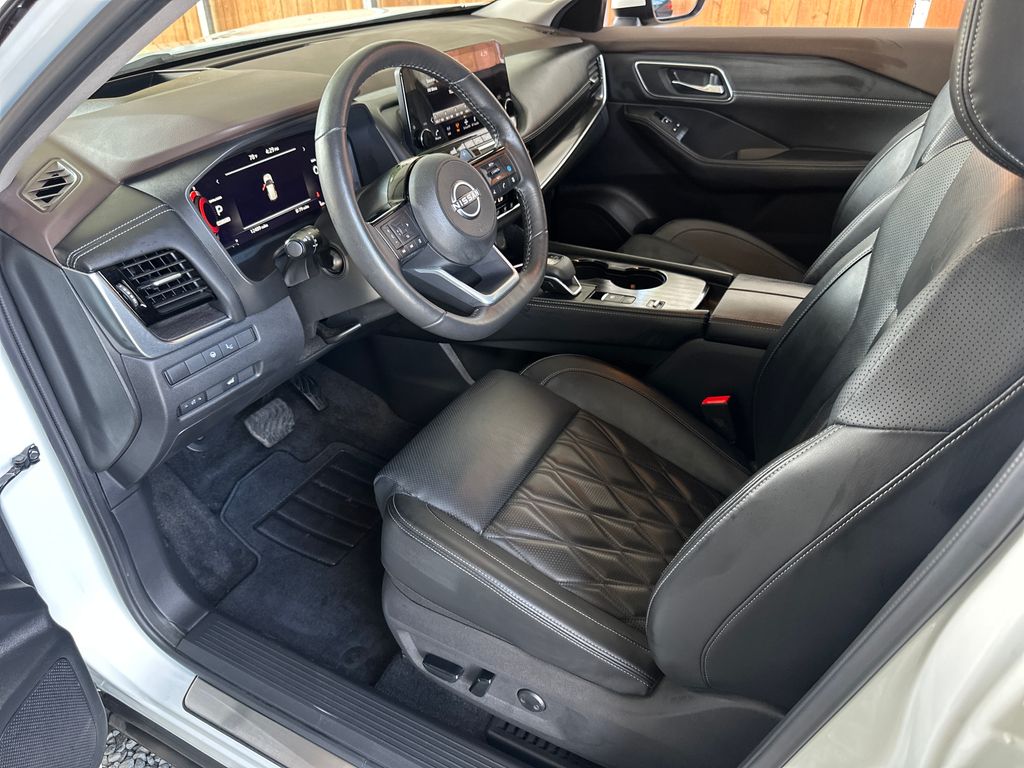2023 Nissan Rogue Platinum photo 2